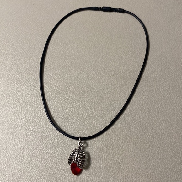 Rib cage and heart Halloween necklace - Picture 2 of 2